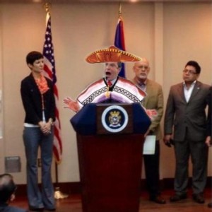 García Padilla con poncho en conferencia de prensa panamericanos 2023